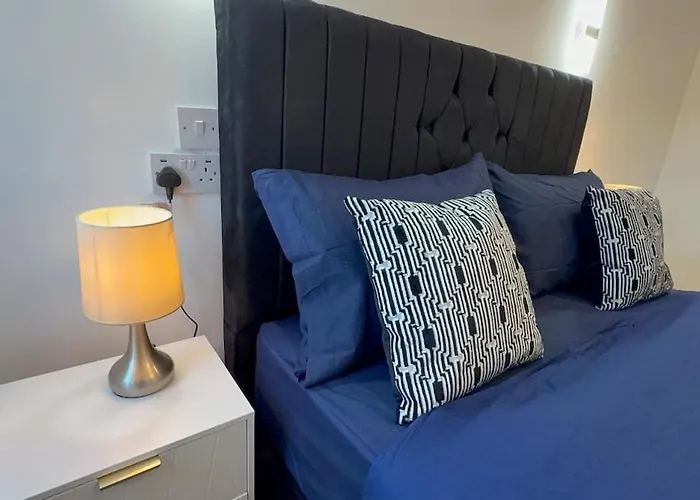 Cozy 5-Bed Caldecott Stays-Sleep 6