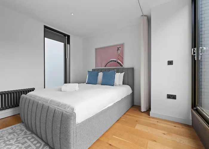 4 Bed Canal St Villa Free Parking