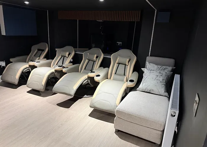 Luxury 6-Bed Home Near City Centre, Sleeps 12 Plus- Cinema Room, Games Room, 5 Bathrooms & Driveway For Multiple Cars